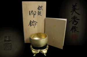 春山美秀作 金塗銀製御リン 花形台座付