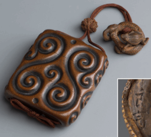 在銘 木彫蛇蛙根付 屈輪彫印籠 緒締玉