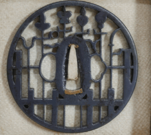 時代 鉄地丸形透かし 槍武具図 鍔