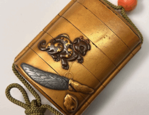 浮彫茶道具仔犬図金蒔絵内梨地印籠