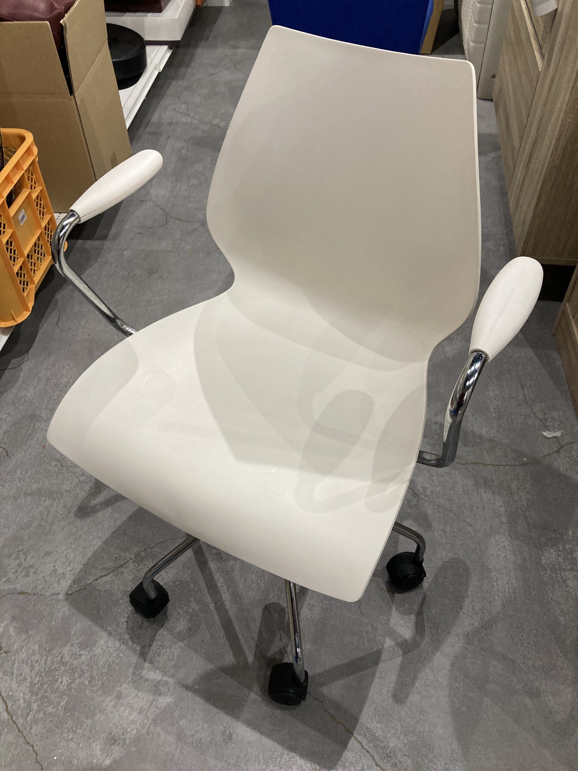 カルテル マウイキャスター付きアームチェアー 中古品販売