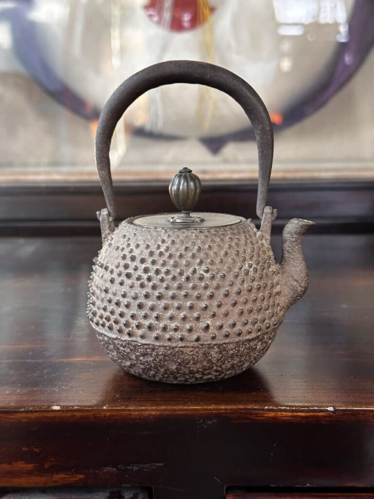 古鉄瓶 小鉄瓶 小霰紋鉄瓶 銅蓋 菊蕾摘み 時代金工芸