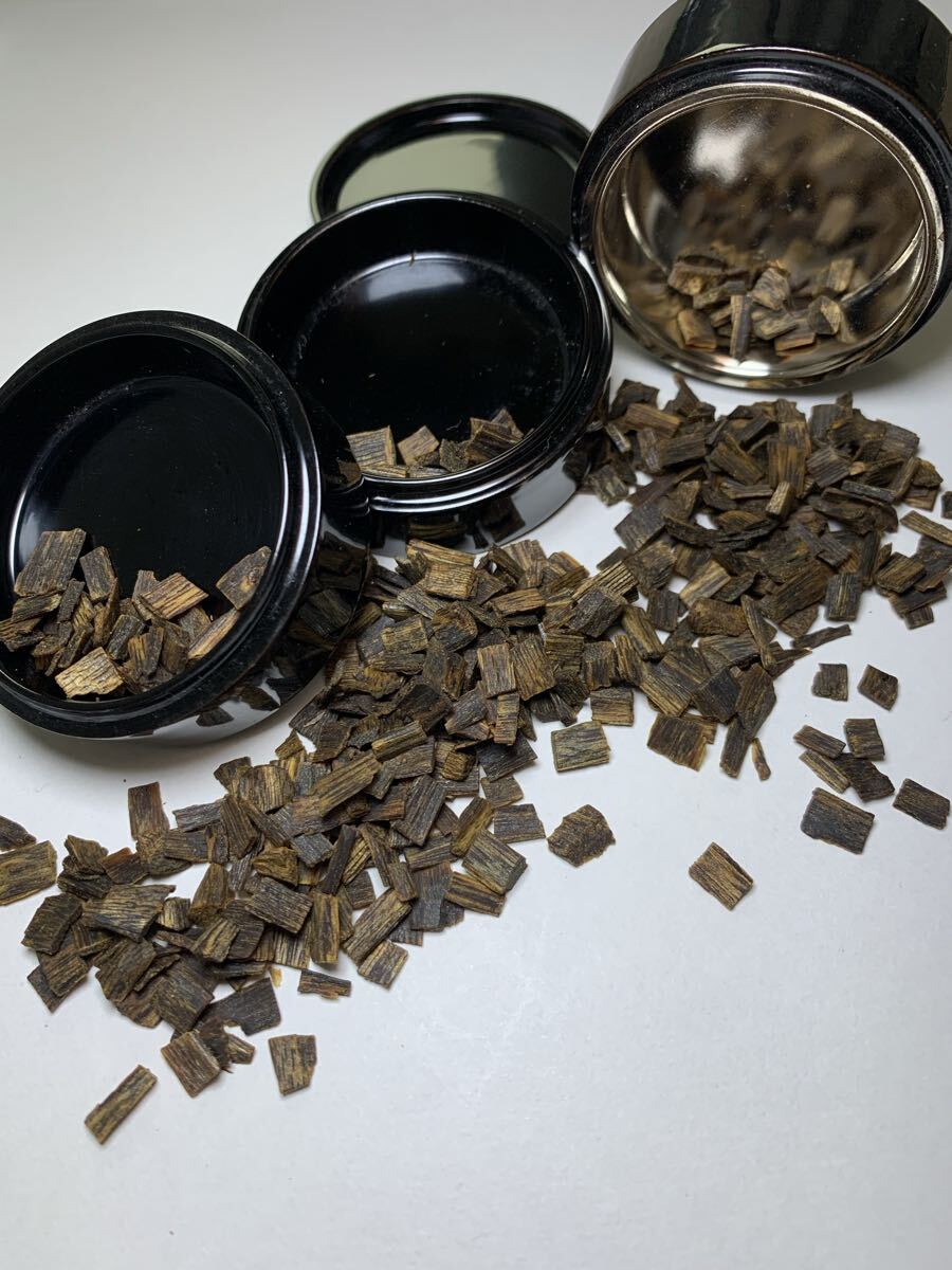 蔵出し 極品伽羅 小割 16.4g 聞香用香木 香合付