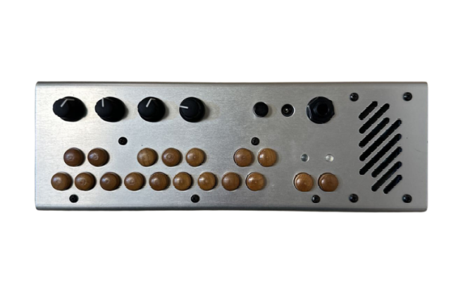 シンセサイザー