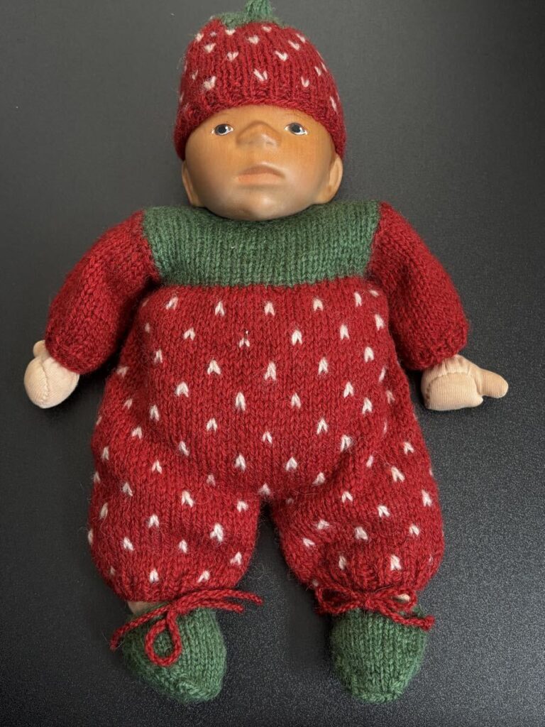 ポングラッツベビー 赤ちゃん人形 木製 ハンドメイド いちご柄 約26cm
