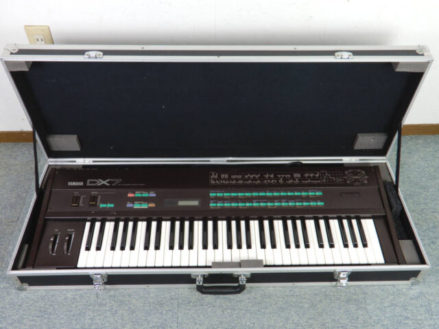 YAMAHA DX7 シンセサイザー ハードケース付き