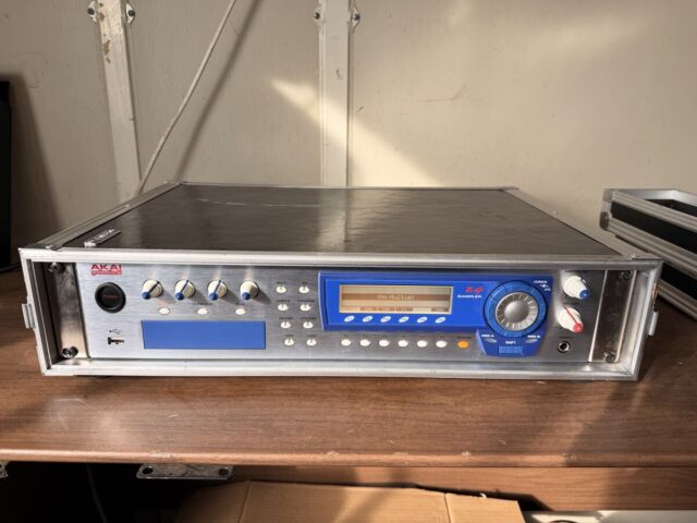 AKAI サンプラー Z4 ケース付き