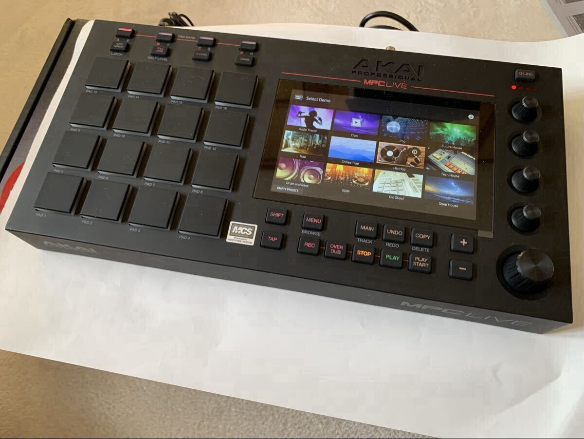 AKAI MPC LIVE サンプラー
