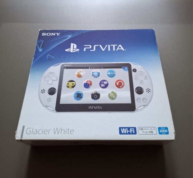 PlayStation Vita PCH-2000 グレイシャーホワイト Wi-Fiモデル
