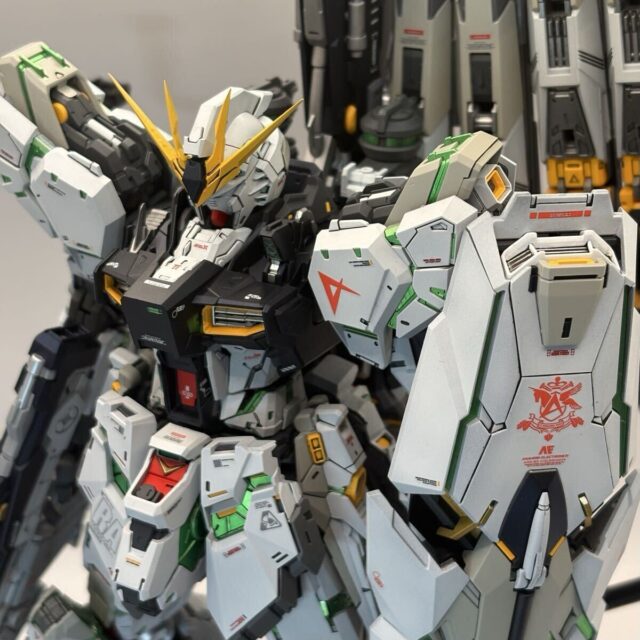 MG 1/100 ニューガンダム 徹底改修 全塗装 完成品 UV発光