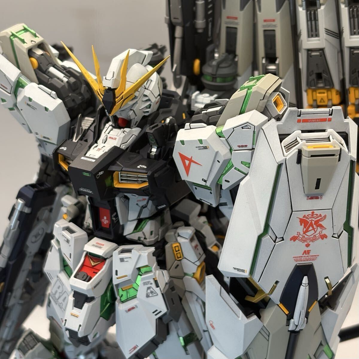 MG 1/100 ニューガンダム 徹底改修 全塗装 完成品 UV発光
