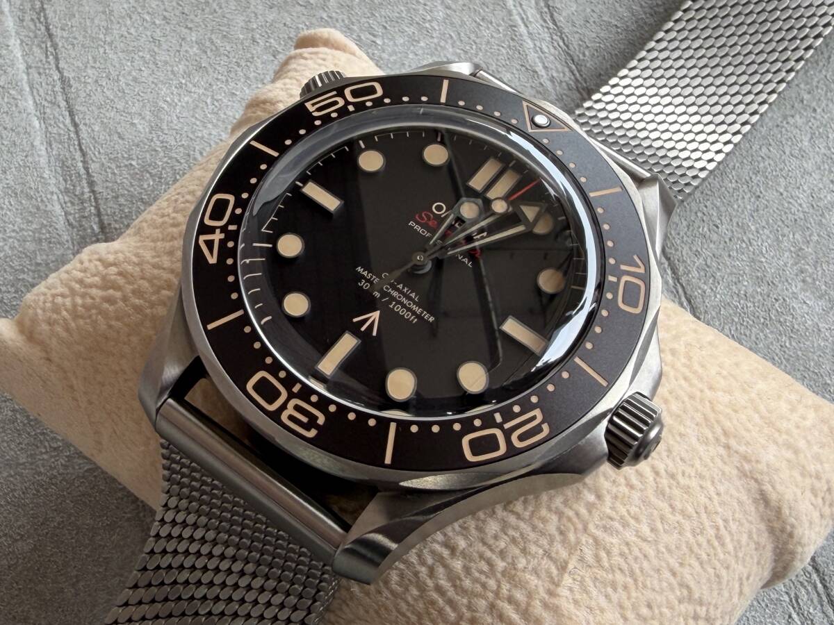OMEGA Seamaster Diver 300M 007エディション チタン