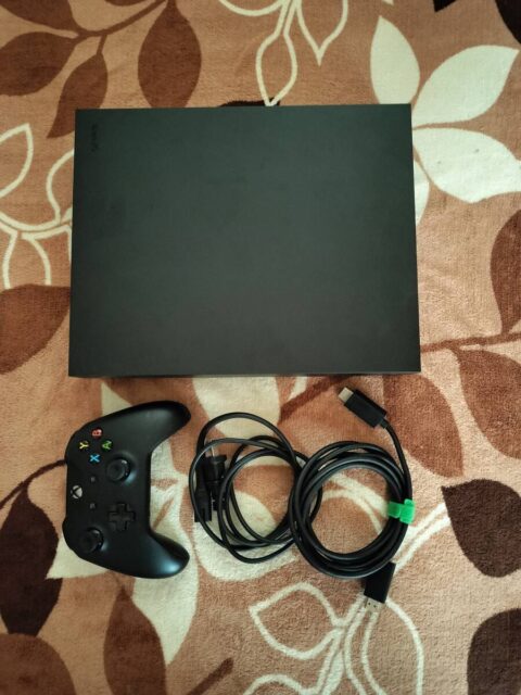 Xbox One X本体 コントローラー ケーブル付き