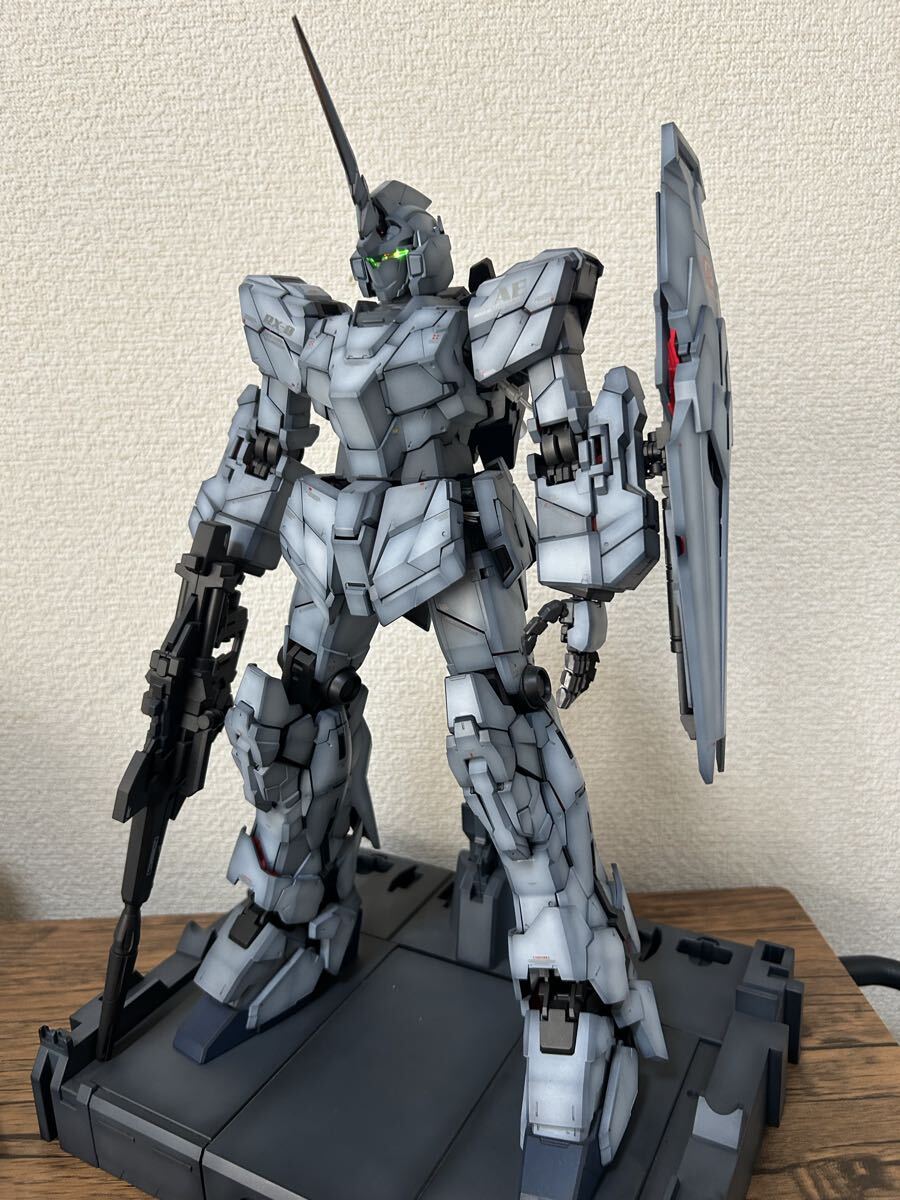 PG ユニコーンガンダム 全塗装完成品 LED組み込み済み