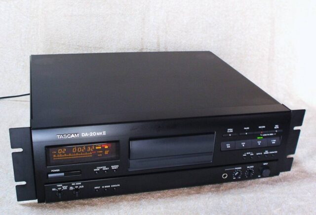 TASCAM DA-20MKⅡ 業務用DATデッキ