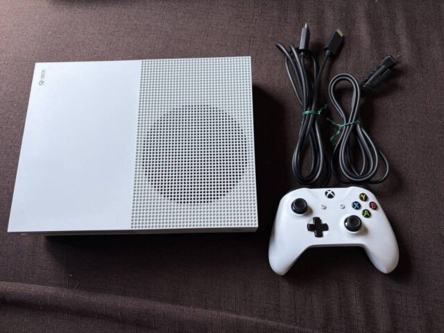 Microsoft Xbox One S 1TB 本体