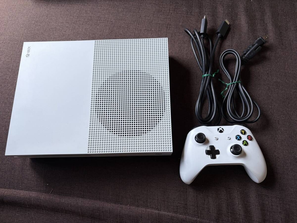 Microsoft Xbox One S 1TB 本体