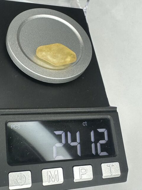 天然コランダム イエローサファイア 原石 24.12ct