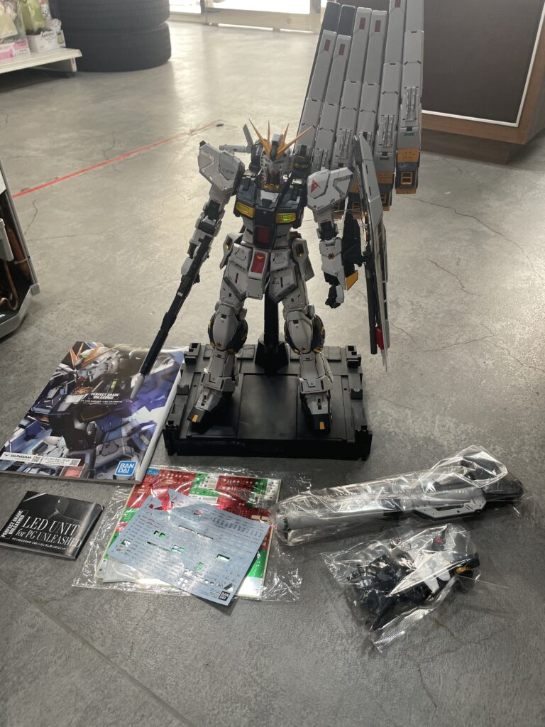 完成品　PG UNLEASHED 1/60 ニューガンダム LED付　ガンプラ　付属品付き 中古品販売