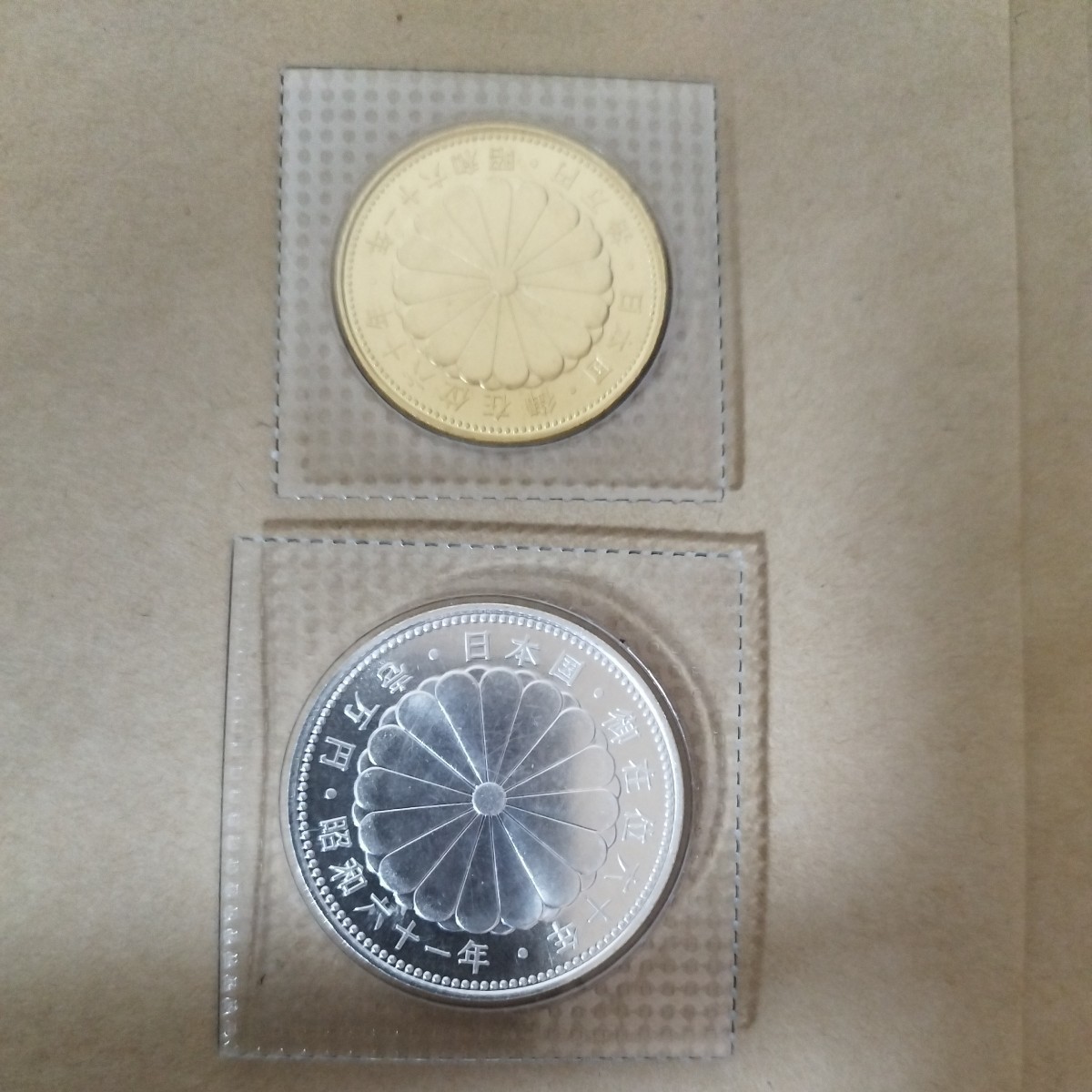 天皇陛下御在位60年記念 10万円金貨1万円銀貨セット